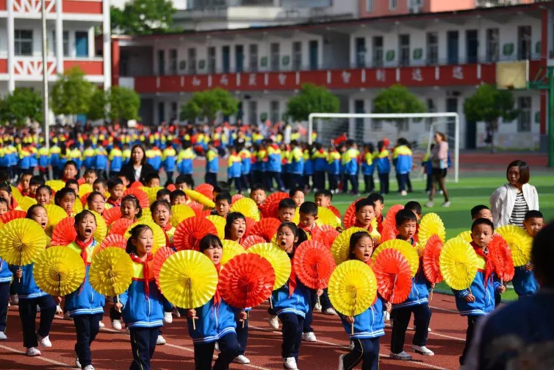 绿茵草地挥斥方遒阳光体育梦圆今朝