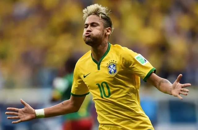 凌乱！52岁母亲与22岁男生接吻，男生是内马尔迷弟，父亲送祝福