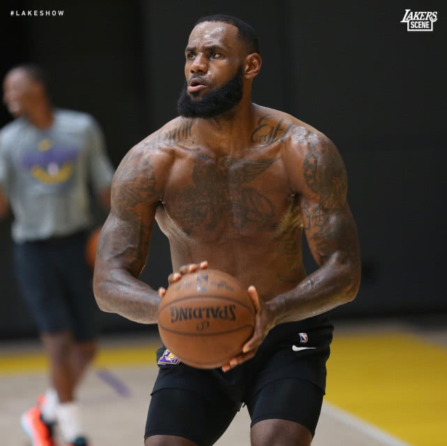 詹姆斯晒侧身战斧劈扣,詹姆斯晒出瘫坐照