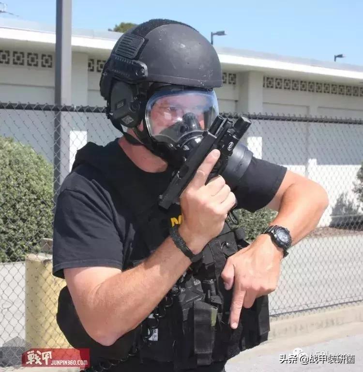 防毒面具的佩戴的动作要领,戴防毒面具的方法和步骤