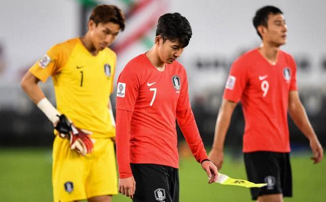 写错15名国脚，仅是黑色幽默：媒体道歉作者降为见习记者并非重点