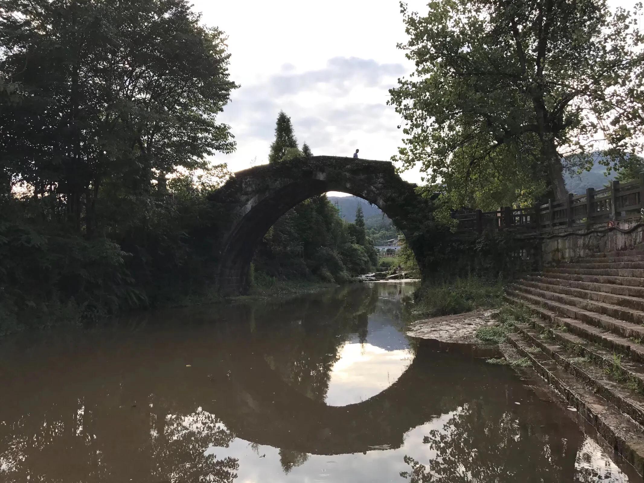 两水夹明镜双桥落彩虹全诗,有山有水不潮湿的避暑胜地