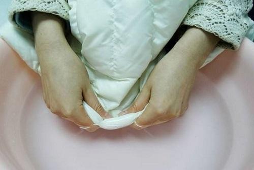 羽绒服只有领口和袖口脏了怎么洗,米色羽绒服领口发黄用什么洗视频