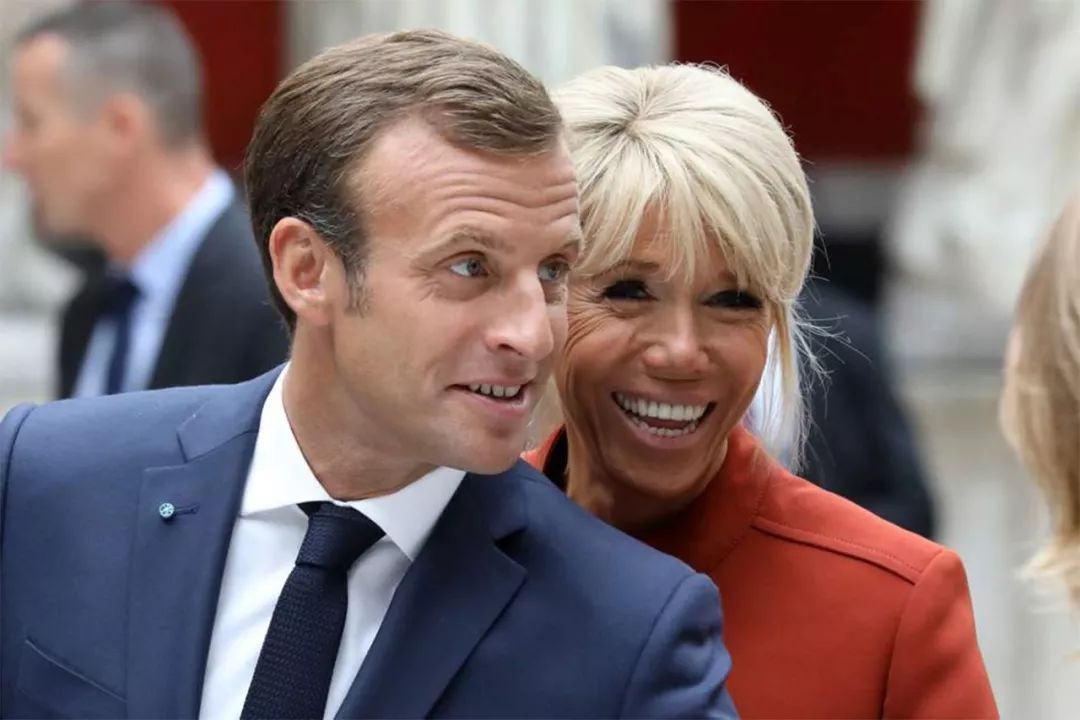 66岁法国第一夫人陪老公看球,双手抱胸气场足,马克龙竟变成陪衬