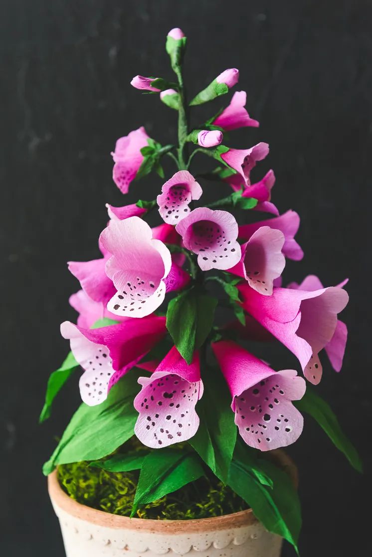 用手工纸做出来的花型装饰,软皱纹纸手工花