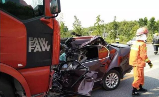 三者险买100万还是200万是赔谁的,三者险是买50万的好还是100万的好