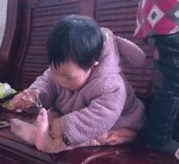 新郎抱不起老婆的搞笑视频,新郎抱不动新娘怎么化解尴尬