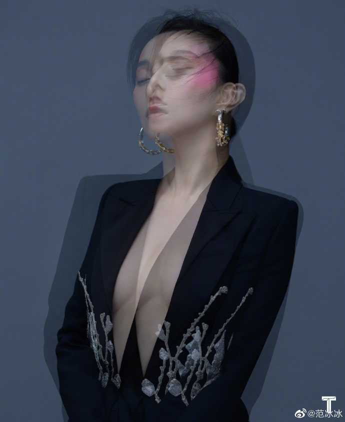 范冰冰疫情期间不忘护肤，发膜面膜*管双**齐下，称努力精致的一天