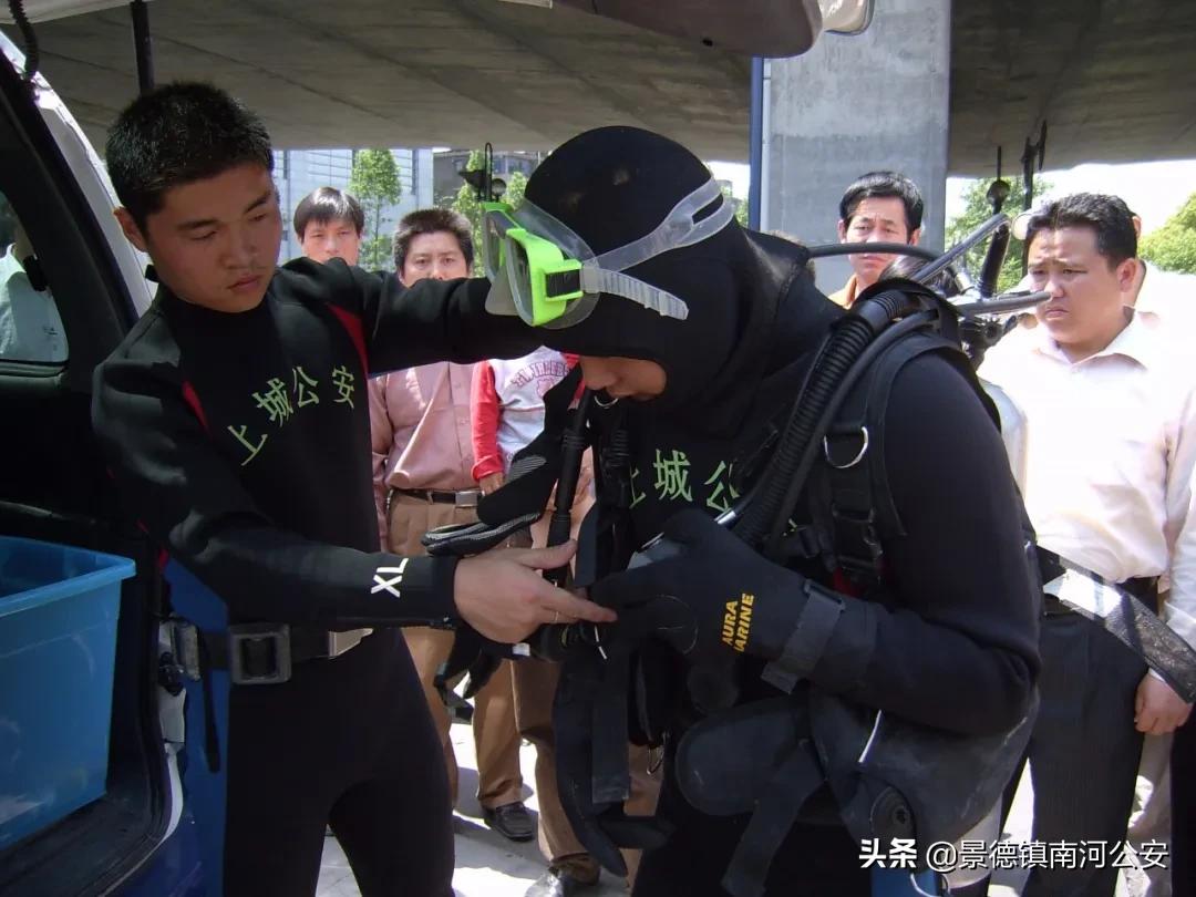 警察下水道寻找尸体,在水下找到尸体