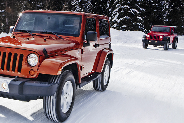 遇到雪天打滑怎么开车,雪天打滑打方向技巧