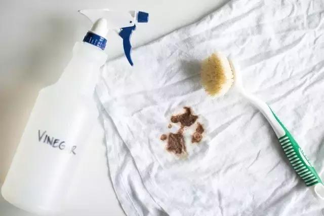 白衣服不小心染上了污渍怎么办,白衣服弄脏了怎么洗才能洗干净