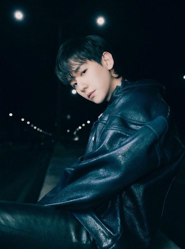 边伯贤理想型红衣黄裤,17年边伯贤黑西装舞台