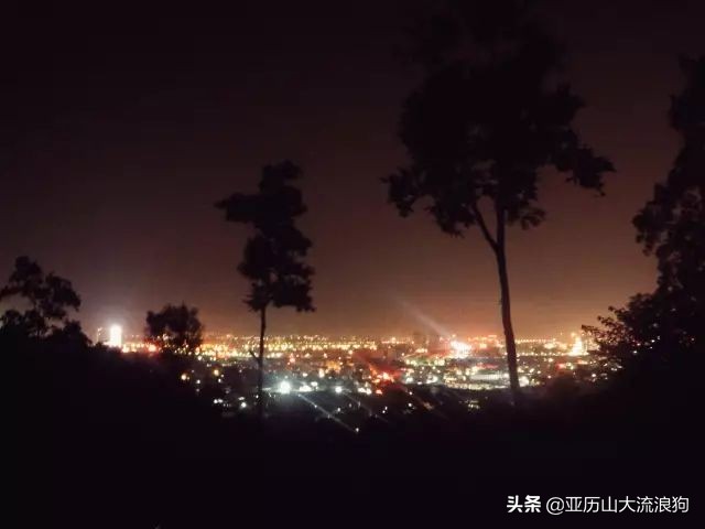 中缅边境的佛寺,旅途中遇到藏区僧人