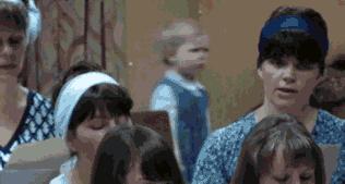 熊孩子奢侈喂床“喝牛奶”火遍全网，宝妈：这孩子还能退货不？