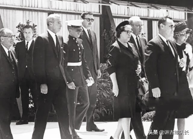 玛丽莲梦露去世谁帮她举行葬礼,玛丽莲梦露死后墓地