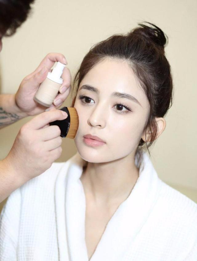 底妆怎么上显得高级,美妆蛋和粉底刷上底妆区别