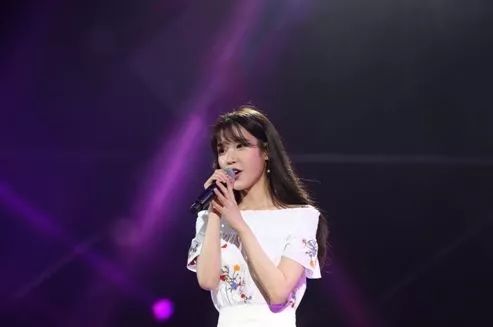 2年3位好友自杀！IU演唱途中获知具荷拉死讯，疑受打击唱不下去
