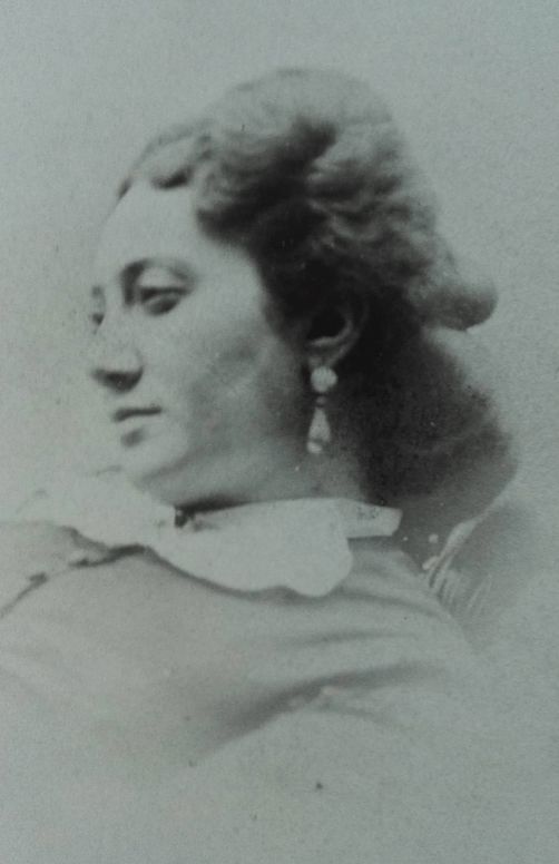 17岁抛夫弃子，一个用身体换金钱的*女妓**，凭什么有名有利？