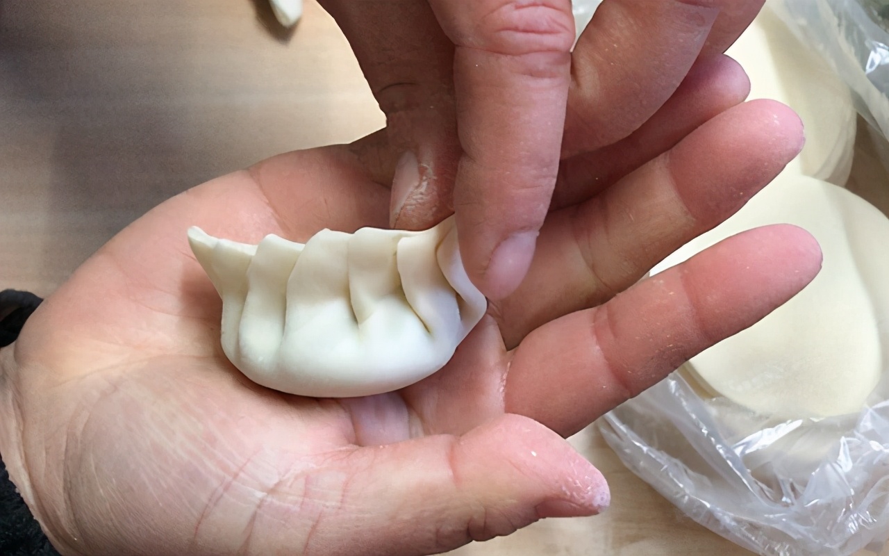 双色花样水饺包法,不会包饺子饺子怎么包才好看