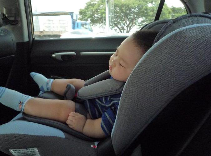 男孩子胆小几岁分房睡最好,孩子胆小不愿分房睡该强迫吗