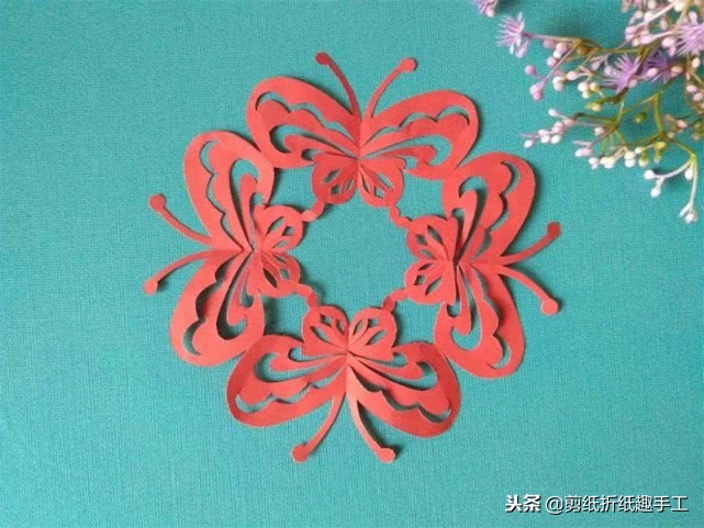 对折两次剪出四只蝴蝶,剪出四只蝴蝶