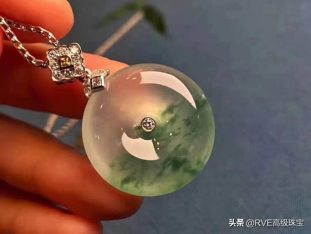 戴黄金和戴翡翠平安扣哪个高雅,翡翠平安扣和水沫平安扣的区别