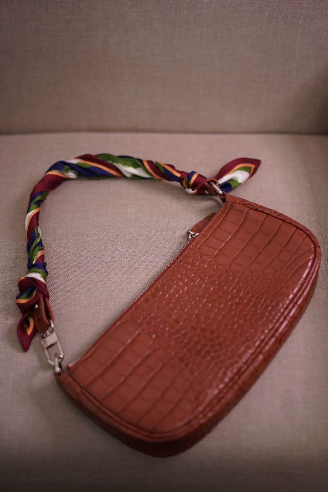 桑蚕丝丝巾春季怎样搭配衣服,春季长丝巾的系法简单又漂亮