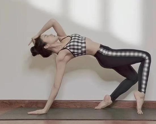 瑜伽时手撑地面手在发抖,瑜伽过程中大腿一直抖是什么原因