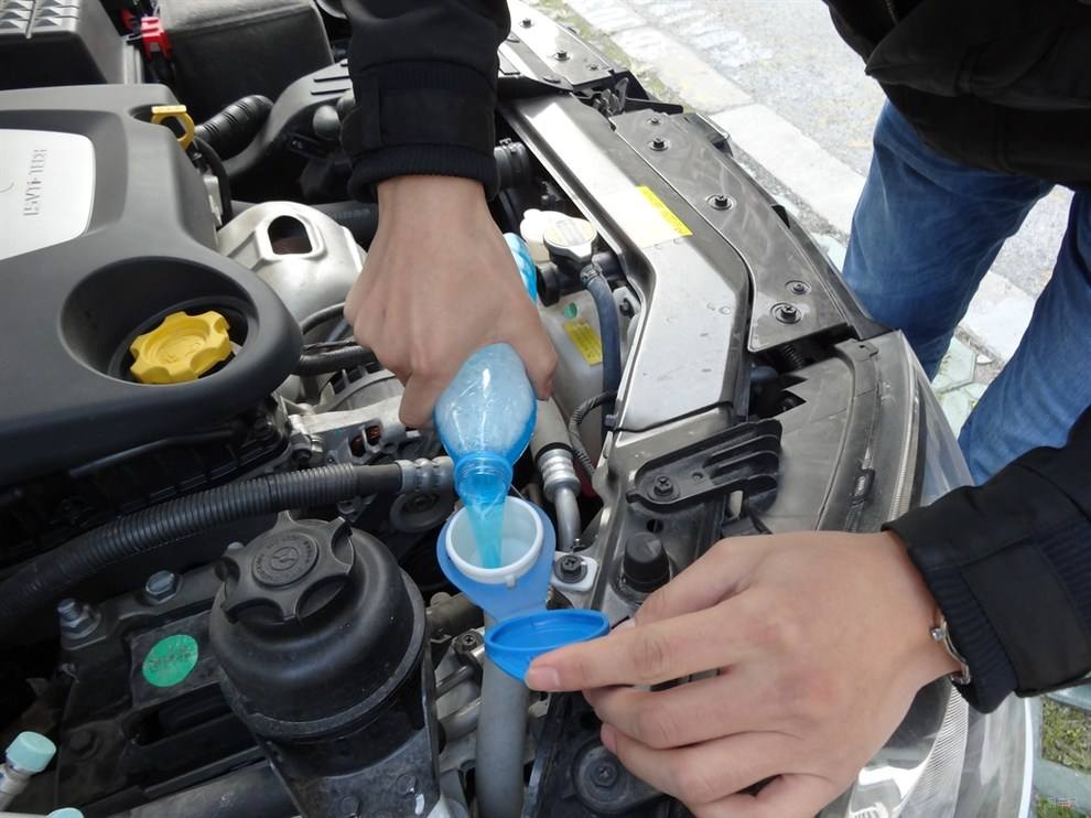 玻璃水用完了必须立马就加吗,玻璃水必须全部用完才可以加吗