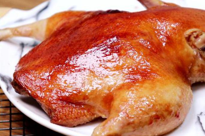 烤鸭怎样才能外酥里嫩,正宗烤鸭制作过程肉质金黄香嫩