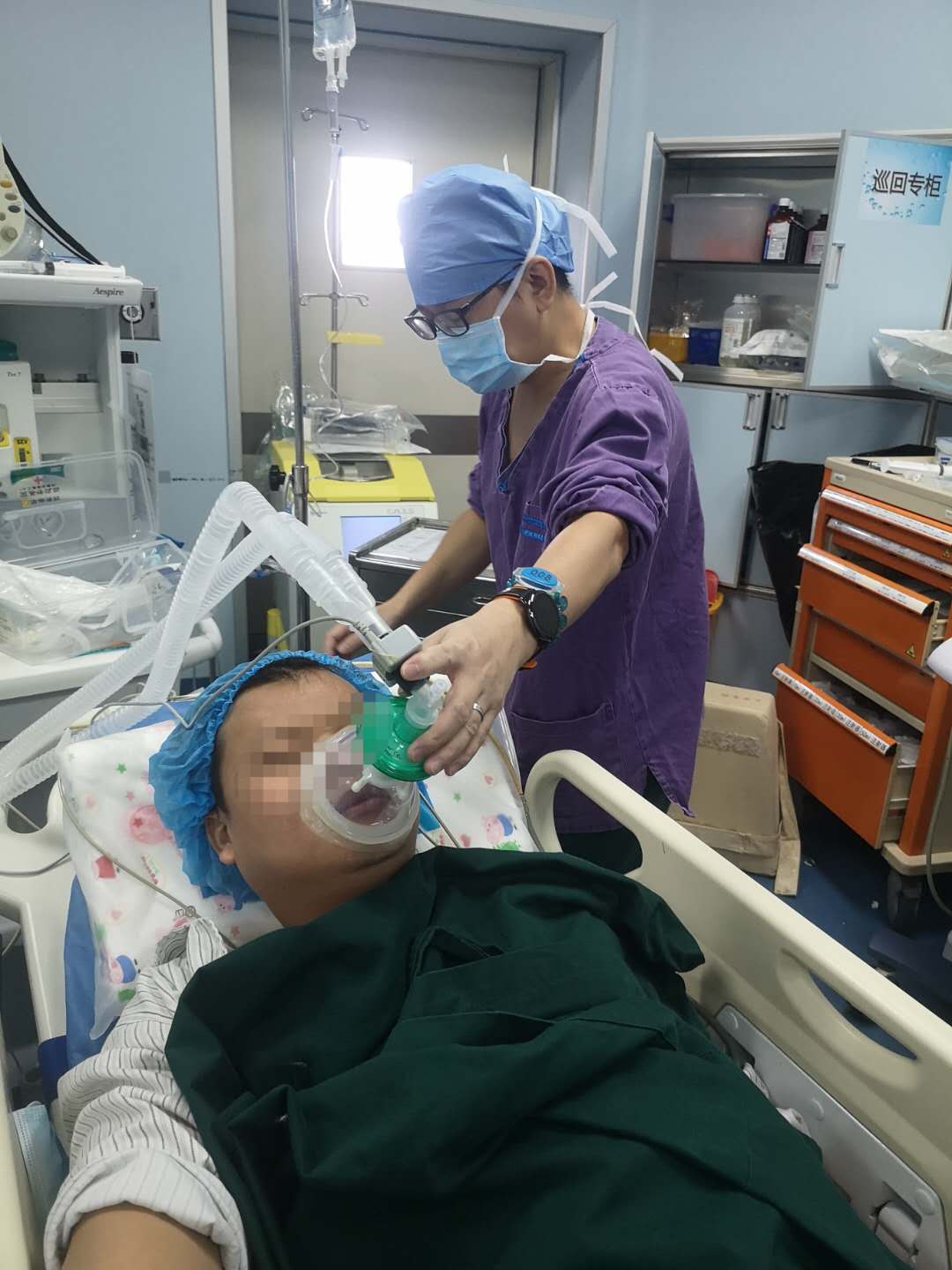 26岁小伙腰腿痛,男子51岁两胯痛是怎么回事