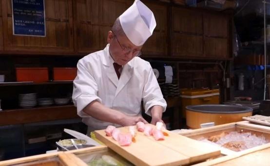 日本大厨一刀劈开河豚,日本大厨切割鳗鱼视频