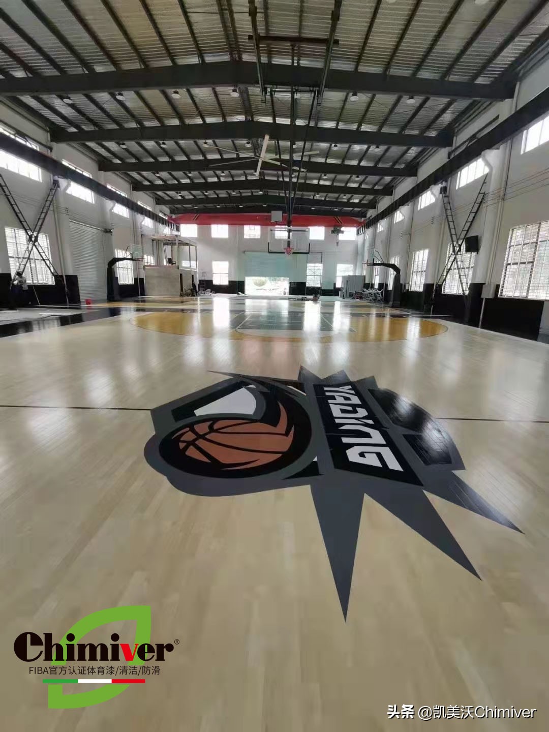 凯美沃运动木地板彩漆应用:泰州YADING篮球馆木地板色漆logo制作