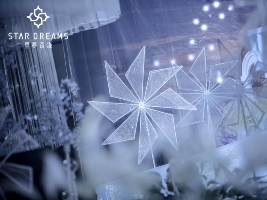 把深海的蔚蓝和小鹿眼里的星辰，都揉进了这场婚礼