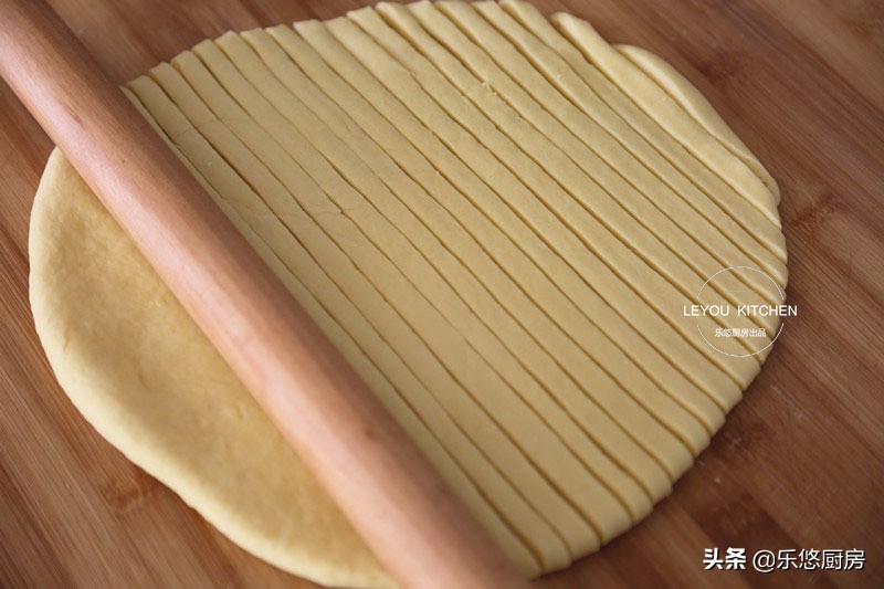 牛奶鸡蛋麻花的家常做法酥脆松软,面粉炸软麻花最简单做法