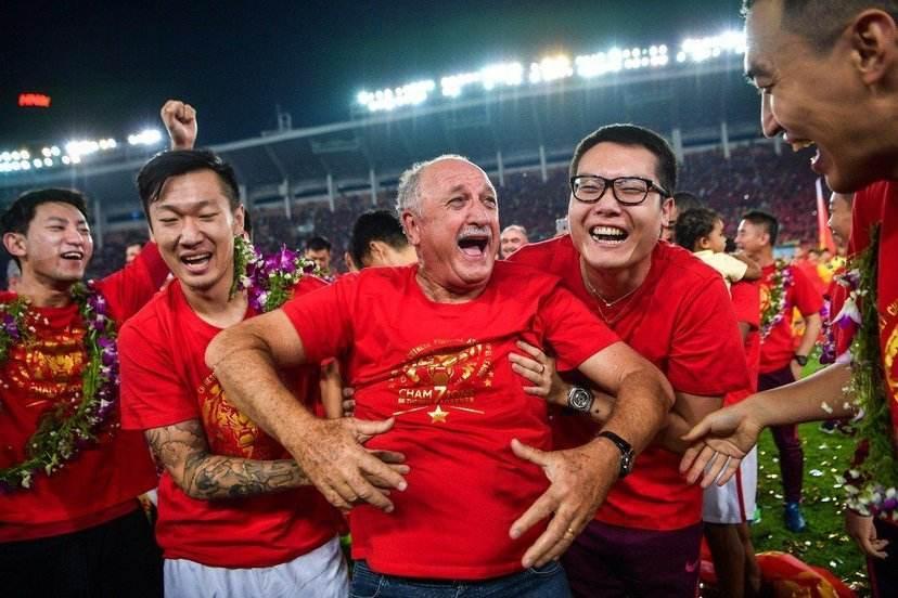 玩游戏当上足球主教练,玩游戏就能当首富