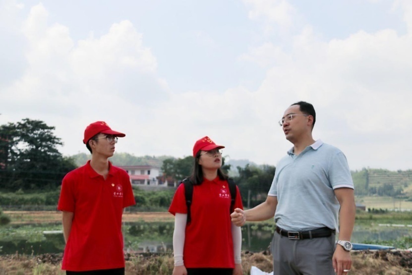 *震王**：一段南北情缘脱贫的牵挂