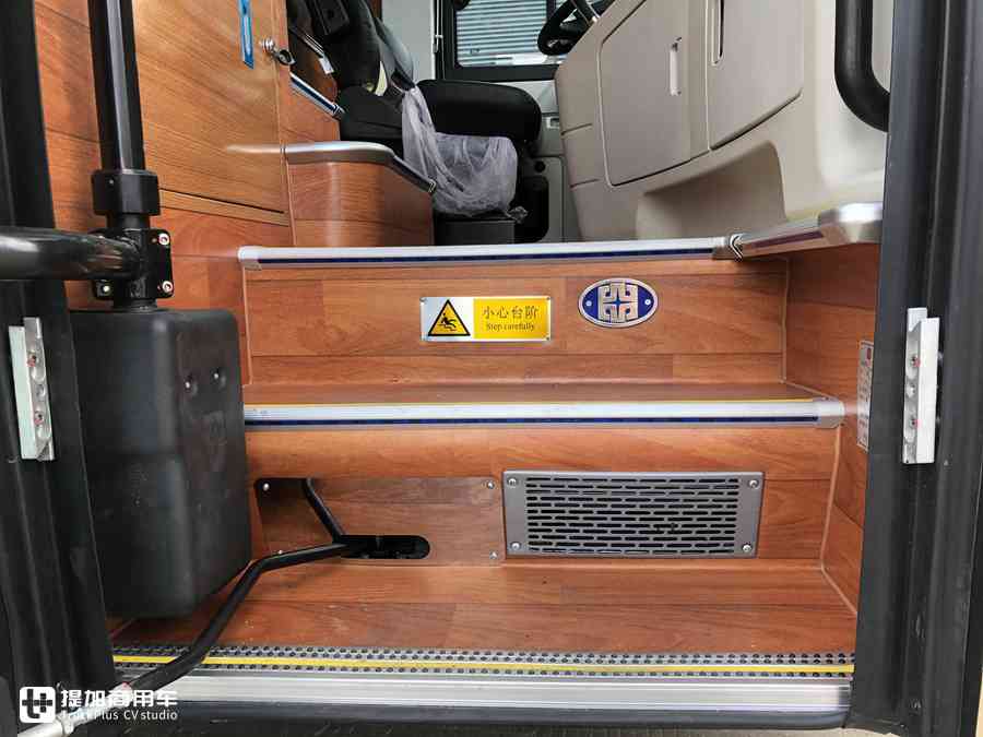 黄金时代已过，长途大巴还高端吗？实拍中通3轴大巴带您好好看看