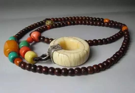 星月摸起来黏黏的,星月咬手还可以佩戴吗