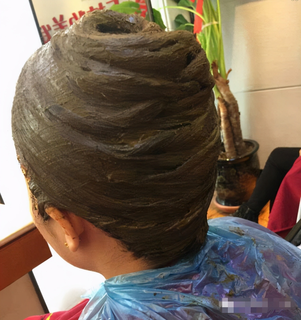 把头发染白发伤害大吗,老年人为什么爱染红色的头发