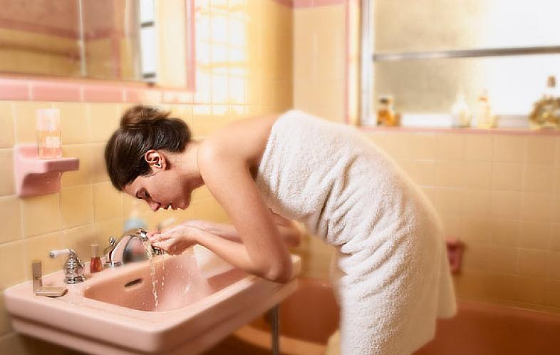 热水和冷水哪个洗脸容易长痘,热水洗脸和洗面奶洗脸哪个好