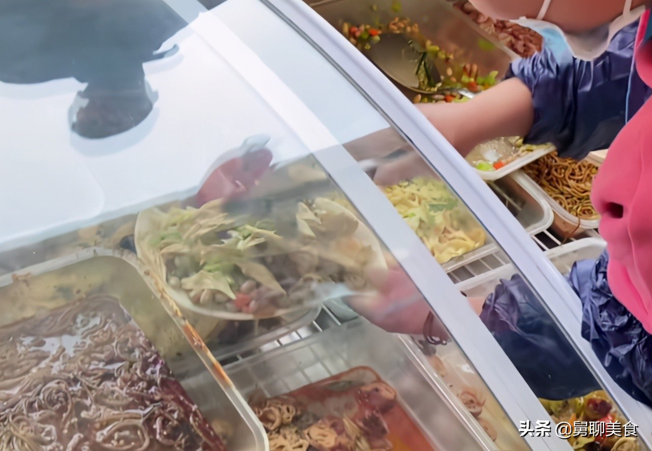 河南大爷大锅烩菜10元,河南小伙大锅菜卖1000份