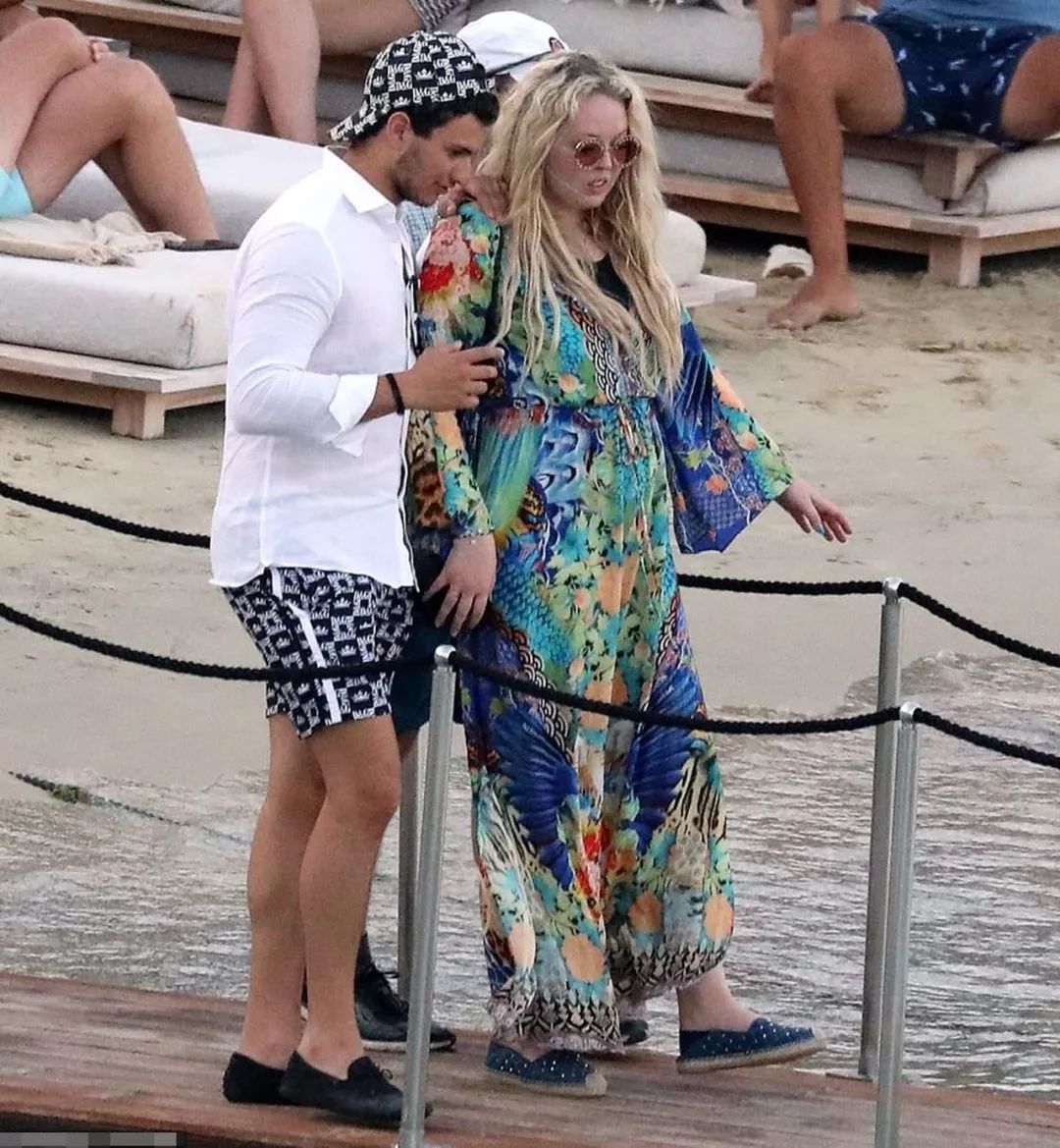 特朗普女儿穿旗袍,特朗普小女儿写真照