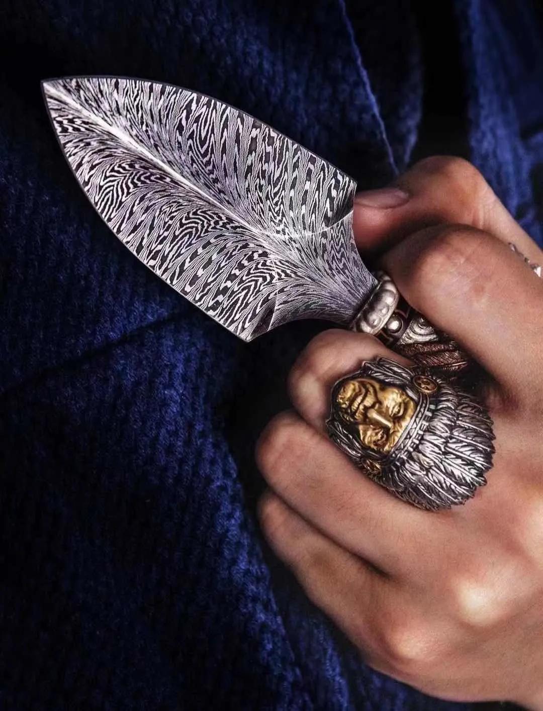 成都帅大叔卖周边,这群怕老婆的男人,偷拿私房钱也要买