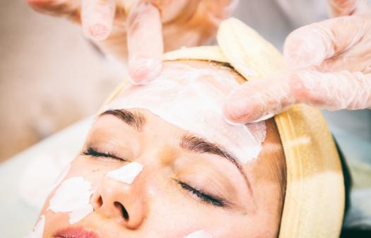 脸上长痘痘怎么办?记好这4个方法,消灭痘痘,皮肤白嫩容颜美