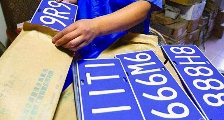 小伙摇到五连号车牌,小伙摇到5个8的车牌