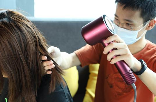 怎么护理头发干枯毛躁掉发,如何护理干枯分叉的头发