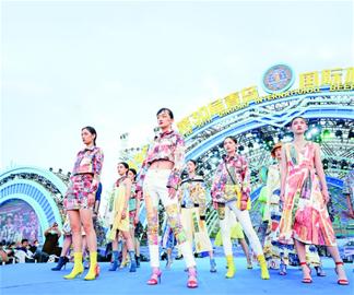 时尚秀场大美绽放“时尚青岛·啤酒文化时装秀”在金沙滩啤酒城上演视觉盛宴