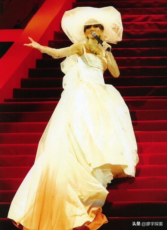谁是挚爱谁是挚友？看她在生命中的最后一场演唱会唱了谁的歌？