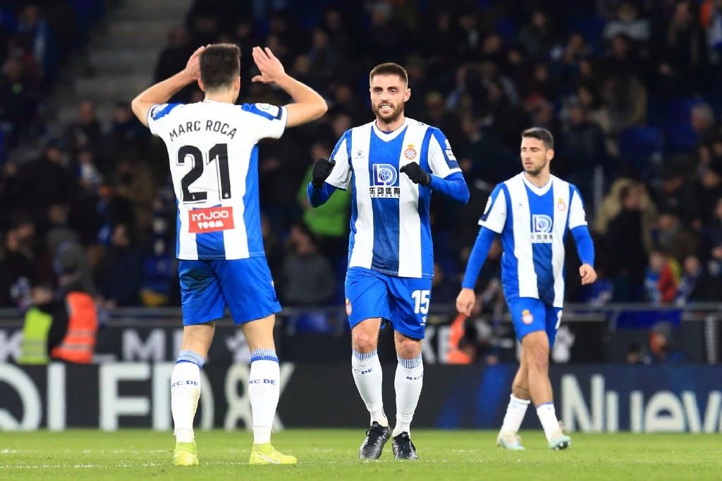 见证历史国足再次夺冠,武磊第一个攻破巴萨球门的中国人